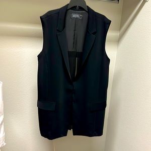 ASTR Vest size L, black. Lightweight, flows